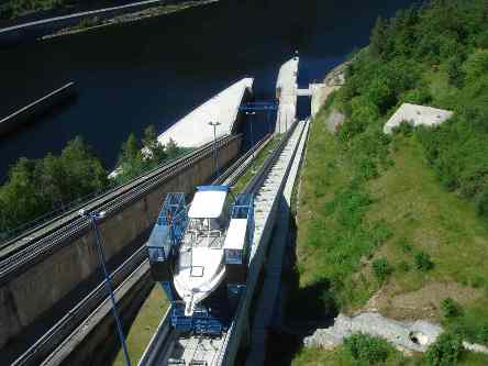 Pohled na lodní výtah z přehradní hráze