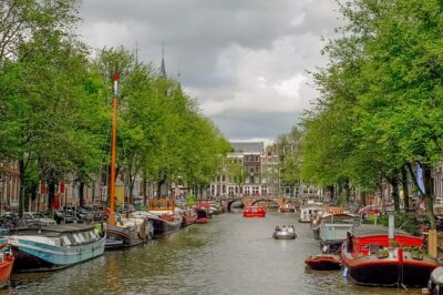 Kolonie nákladních lodi v Amsterdamu upravených k bydlení